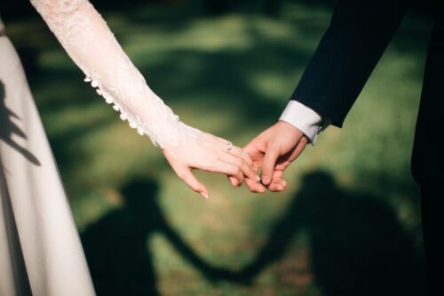 結婚式　二人で手を繋ぐ写真